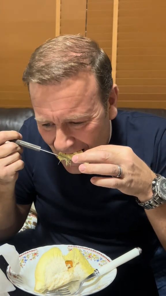 รีวิว ให้ฝรั่งลองกินทุเรียนครั้งแรก ทำใจกับกลิ่นอยู่นาน