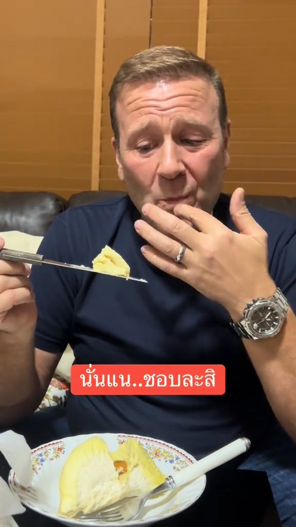 รีวิว ให้ฝรั่งลองกินทุเรียนครั้งแรก ทำใจกับกลิ่นอยู่นาน