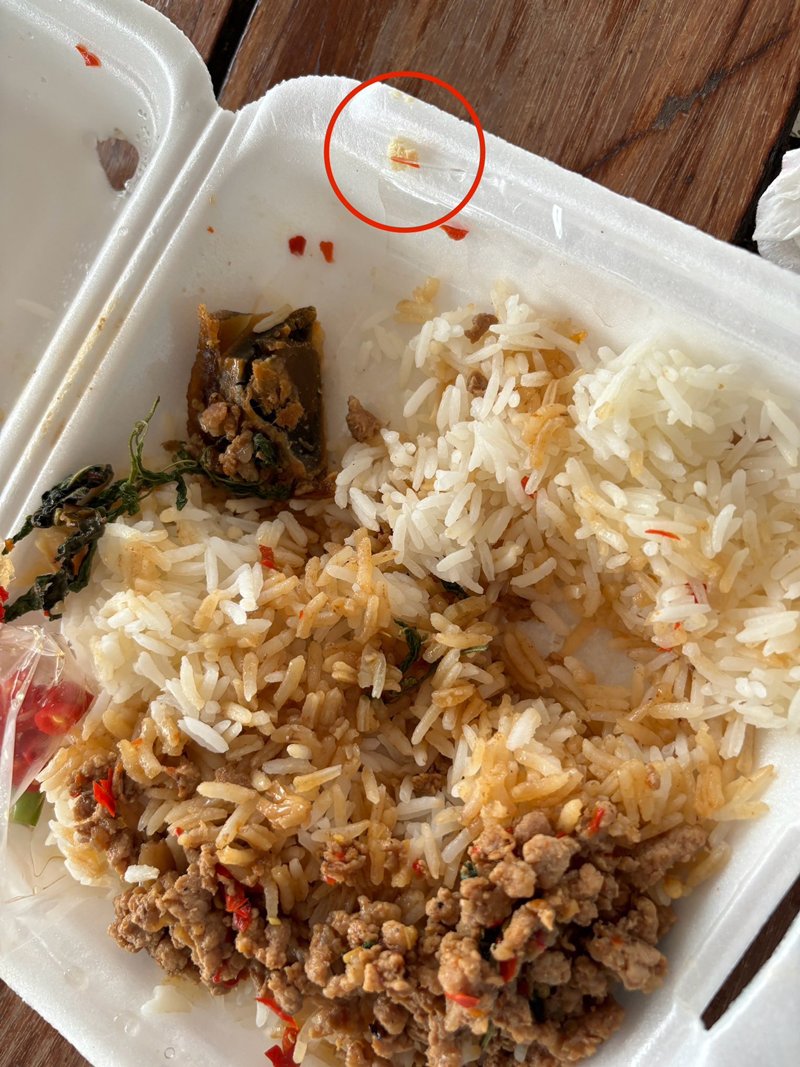 กินข้าวผัดกะเพราตามสั่งไปครึ่งกล่อง เจออะไรแปลกๆ ชาวเน็ตเห็นแทบพุ่ง