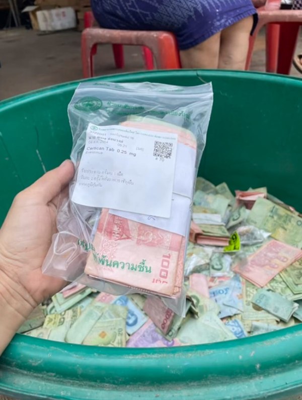 ไฟไหม้บ้าน รื้อทำความสะอาดเจอซองยาซุกเพียบ เปิดออกมาพบเงินครึ่งล้าน