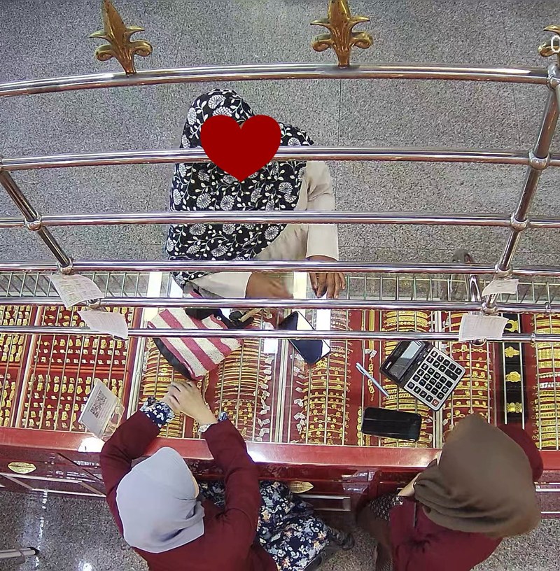 ลูกค้ามาขายทอง พนักงานเห็นสีหน้าไม่ดี สอบถามจนช่วยได้ทัน