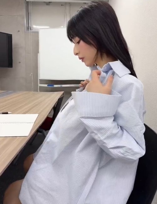 เน็ตไอดอลเปิดใจกลางห้องเรียน ความแน่นซ่อนอยู่ อาจารย์ถึงกับพูดไม่ออก 