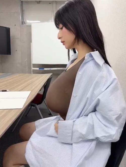 เน็ตไอดอลเปิดใจกลางห้องเรียน ความแน่นซ่อนอยู่ อาจารย์ถึงกับพูดไม่ออก 