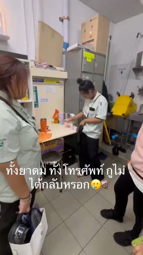 ไวรัล พนง. เซเว่นเลิกงาน ยืนรอเพื่อนหาของ เฉลยถึงกับขำ