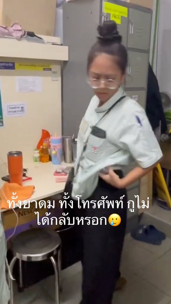 ไวรัล พนง. เซเว่นเลิกงาน ยืนรอเพื่อนหาของ เฉลยถึงกับขำ