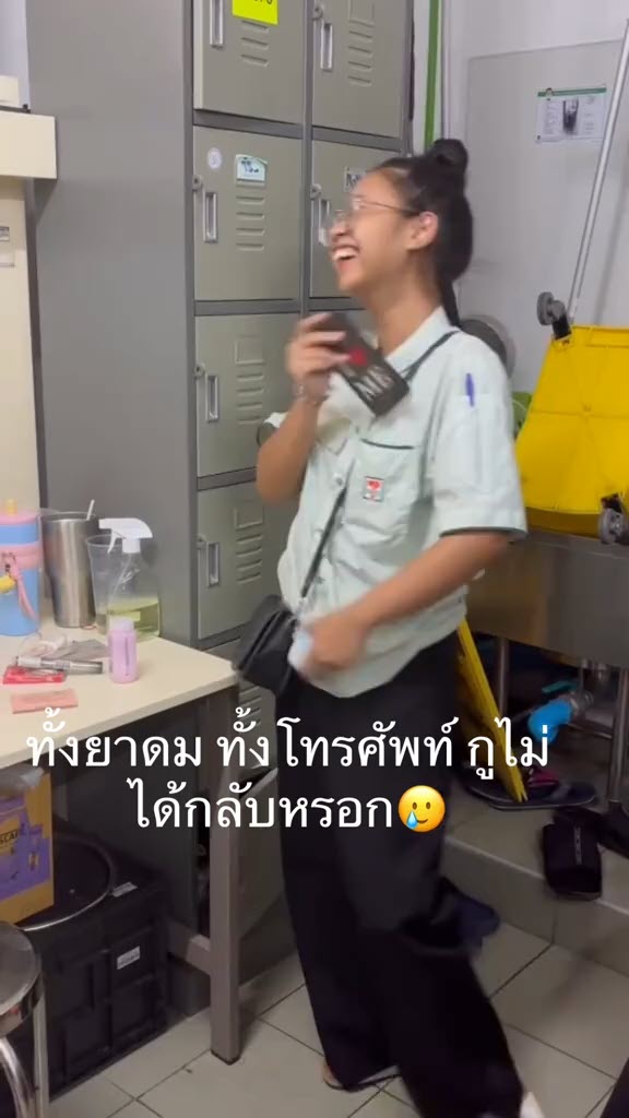 ไวรัล พนง. เซเว่นเลิกงาน ยืนรอเพื่อนหาของ เฉลยถึงกับขำ