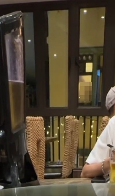 นั่งกินข้าวอยู่ดี ๆ เห็นวิวฝั่งตรงข้ามแทบสำลัก