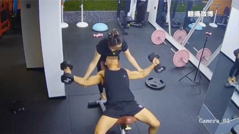 โค้ชสาวช่วยหนุ่มออกกำลังกาย ถูกวิจารณ์ ใช้วิธีก้มต่ำสร้างแรงใจ เหมาะหรือไม่