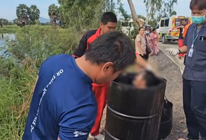 หญิงขับรถนำของมาถวายพระ เจอติดอยู่ในถังยางมะตอย