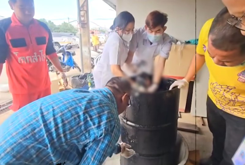 หญิงขับรถนำของมาถวายพระ เจอติดอยู่ในถังยางมะตอย