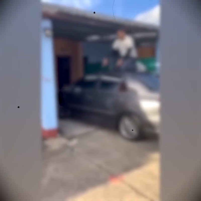 เมียหลวง แท็กทีม ผัวหลวง บุกจับชู้คาม่านรูด