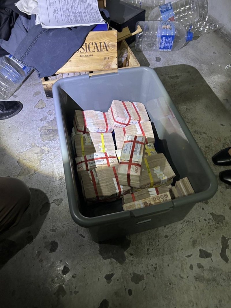 เงิน 12 ล้าน ถูกซุกกล่องพลาสติก วางทิ้งข้างกองขยะ ด้าน ตร. เร่งหาเจ้าของ