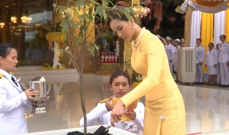 โปรดเกล้าฯ คุณหญิงปภัสสร วัชรหทัยพัทธ์ เป็นผู้แทนพระองค์ พิธียกช่อฟ้า วัดไผ่ล้อม 