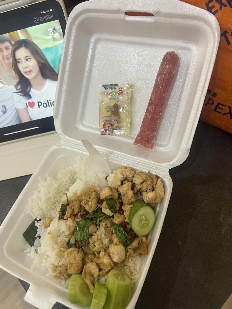 สั่งกะเพราไก่ใส่แหนม เปิดออกมาแทบช็อก แหนมอยู่ไหน