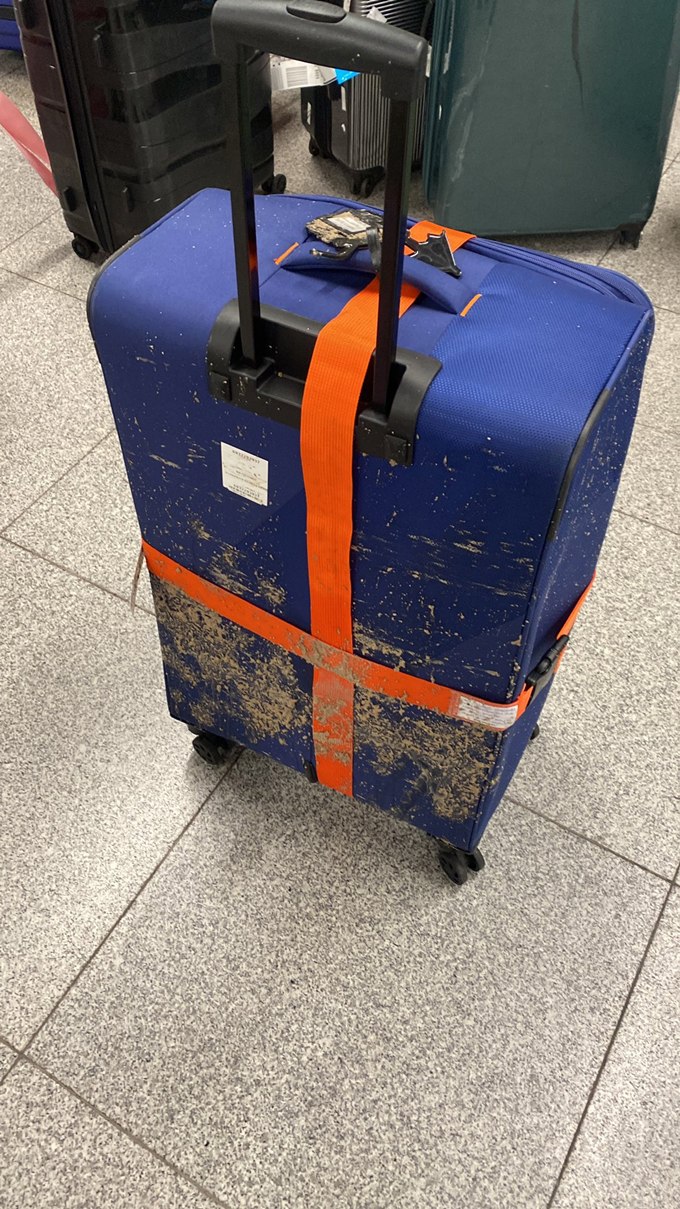 ผดส. โวย รับกระเป๋าที่สายพาน มาพร้อมคราบปริศนา คล้ายเปื้อนขี้