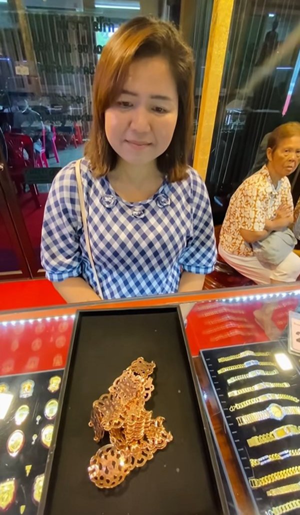 หญิงตัดใจนำสมบัติชิ้นสุดท้ายของแม่มาขาย น้ำตาซึมหลังรู้ราคา 