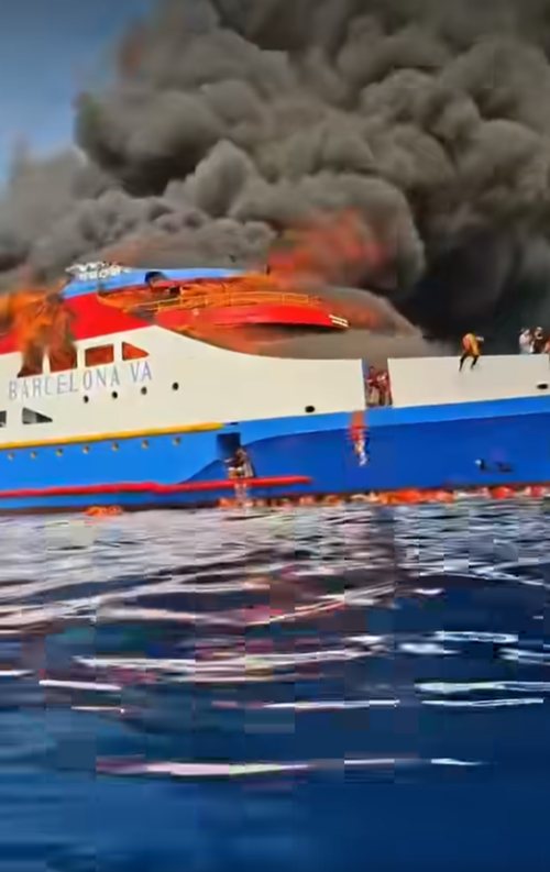 ไฟไหม้เรือเฟอร์รี่ อินโดนีเซีย เปิดนาทีผู้โดยสารโดดเรือหนีตายระทึก