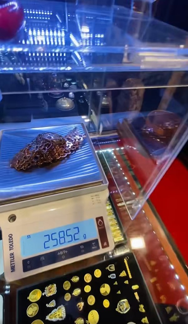 หญิงตัดใจนำสมบัติชิ้นสุดท้ายของแม่มาขาย น้ำตาซึมหลังรู้ราคา 