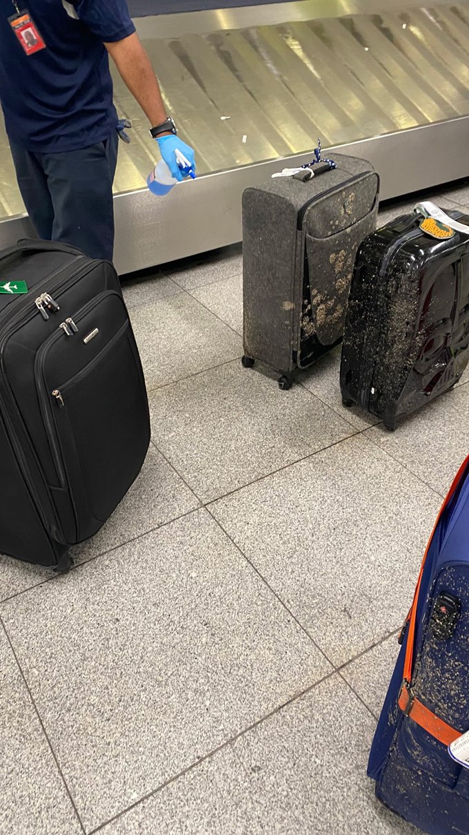 ผดส. โวย รับกระเป๋าที่สายพาน มาพร้อมคราบปริศนา คล้ายเปื้อนขี้