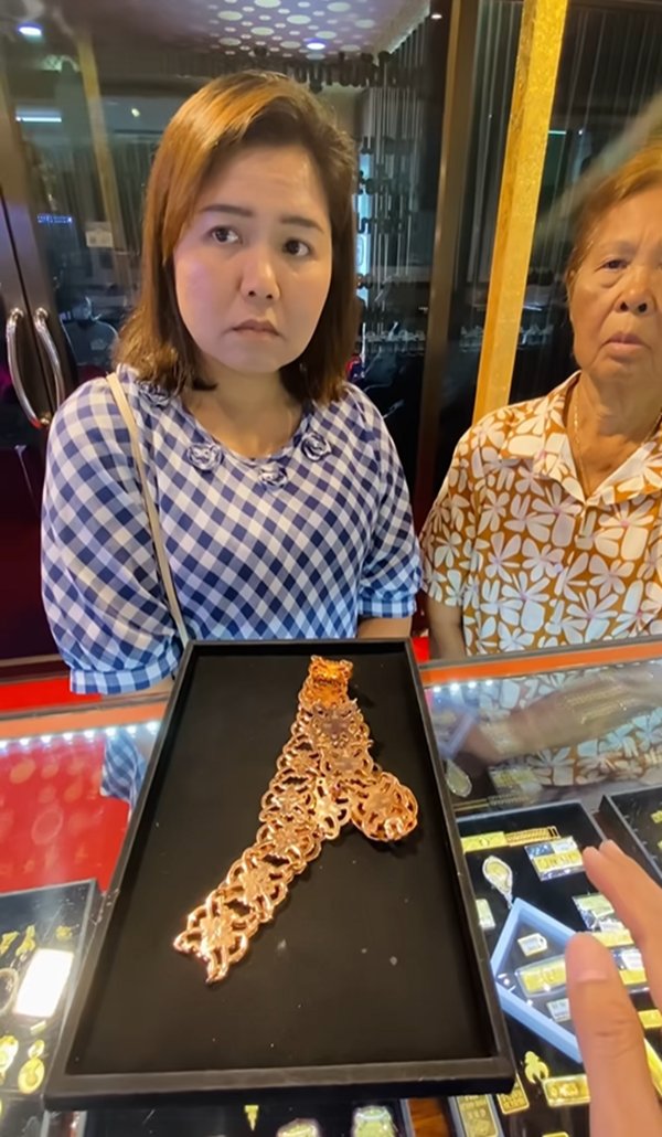 หญิงตัดใจนำสมบัติชิ้นสุดท้ายของแม่มาขาย น้ำตาซึมหลังรู้ราคา 