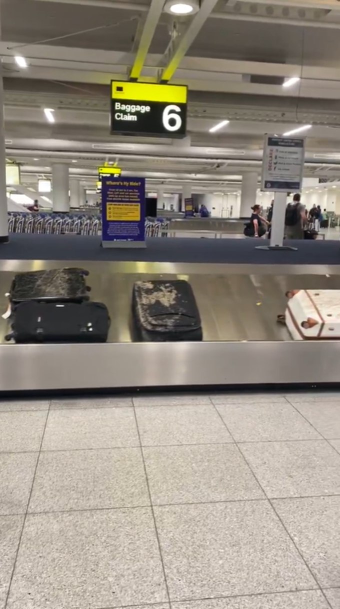 ผดส. โวย รับกระเป๋าที่สายพาน มาพร้อมคราบปริศนา คล้ายเปื้อนขี้