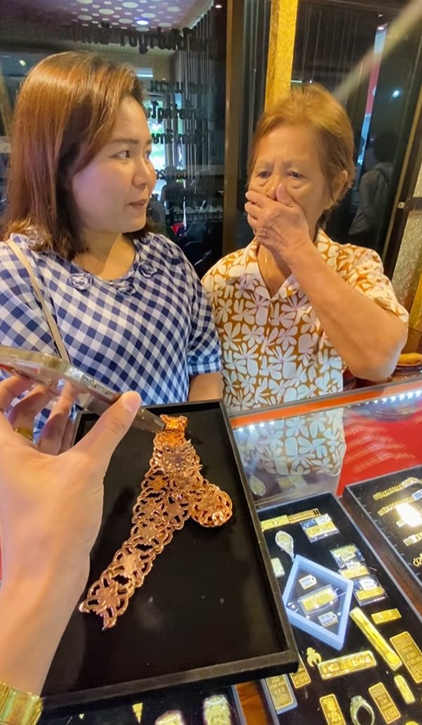 หญิงตัดใจนำสมบัติชิ้นสุดท้ายของแม่มาขาย น้ำตาซึมหลังรู้ราคา 