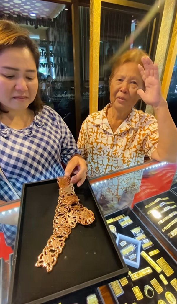 หญิงตัดใจนำสมบัติชิ้นสุดท้ายของแม่มาขาย น้ำตาซึมหลังรู้ราคา 