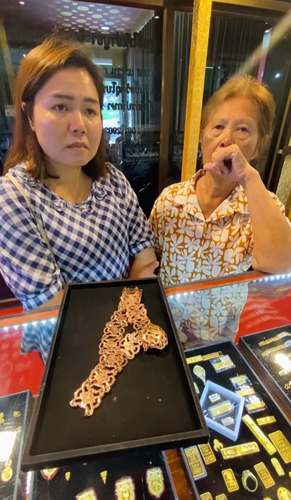 หญิงตัดใจนำสมบัติชิ้นสุดท้ายของแม่มาขาย น้ำตาซึมหลังรู้ราคา 