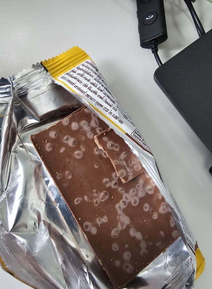 ซื้อช็อกโกแลตวันเดียว แกะมาทำไมสีขาวขึ้นเพียบ ใช่เชื้อราไหม