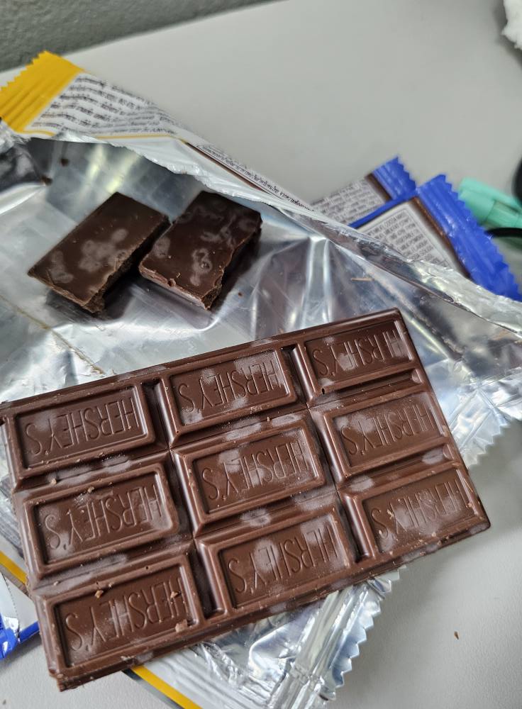 ซื้อช็อกโกแลตวันเดียว แกะมาทำไมสีขาวขึ้นเพียบ ใช่เชื้อราไหม