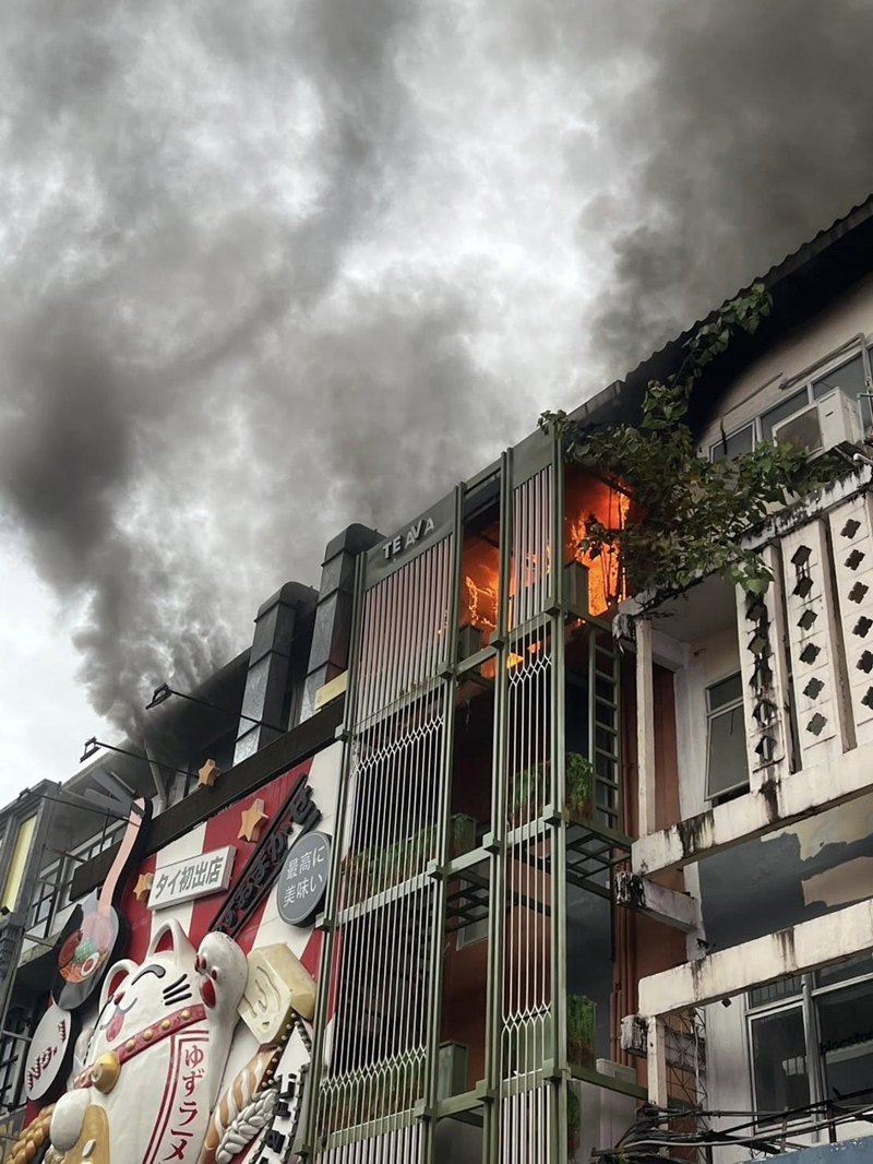 ไฟไหม้ร้านสปาใกล้สยาม ซอย 3 วอด 3 คูหา