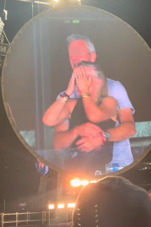 CEO บ. ใหญ่ แอบเล่นชู้หัวหน้า HR กอดกันฉ่ำ โป๊ะแรงกลางคอนเสิร์ต Coldplay