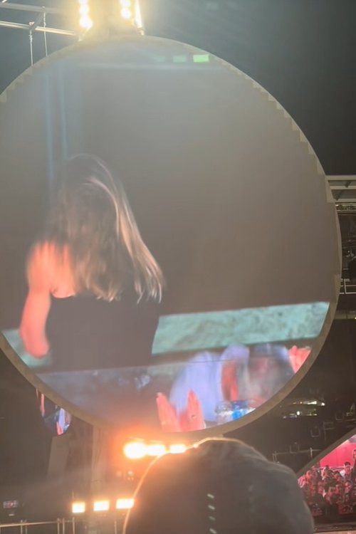 CEO บ. ใหญ่ แอบเล่นชู้หัวหน้า HR กอดกันฉ่ำ โป๊ะแรงกลางคอนเสิร์ต Coldplay