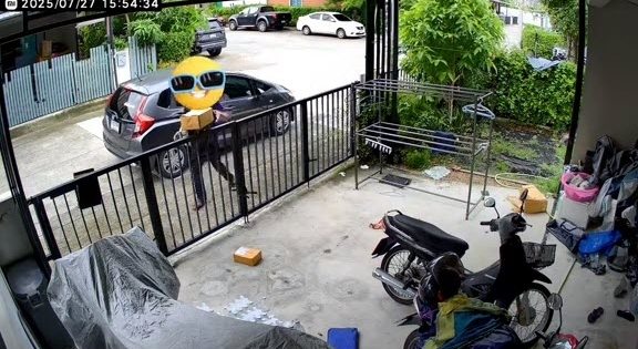 เมื่อพัสดุมาส่งตอนไม่อยู่บ้าน เปิดกล้องดูเพิ่งรู้ เพื่อนบ้านทำใจฟู