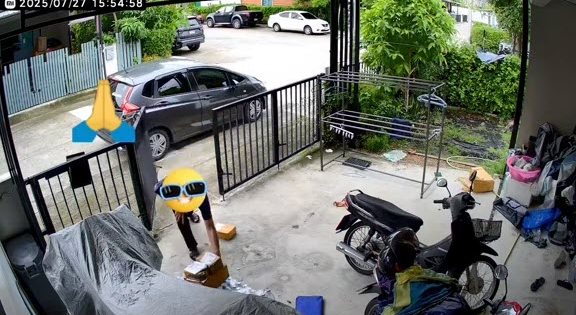 เมื่อพัสดุมาส่งตอนไม่อยู่บ้าน เปิดกล้องดูเพิ่งรู้ เพื่อนบ้านทำใจฟู