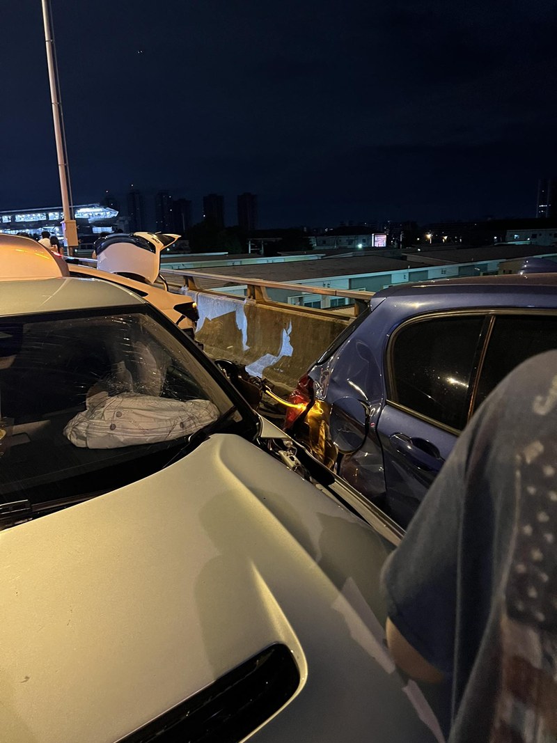 สาวเล่านาทีเฉียดตาย รถหมุน 3 รอบ หวิดตกทางด่วน หลังแก๊งรถหรูแต่งซิ่งชน