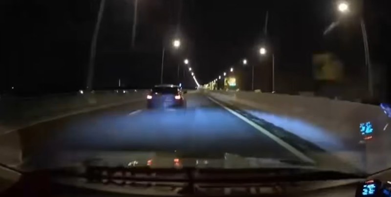 สาวเล่านาทีเฉียดตาย รถหมุน 3 รอบ หวิดตกทางด่วน หลังแก๊งรถหรูแต่งซิ่งชน