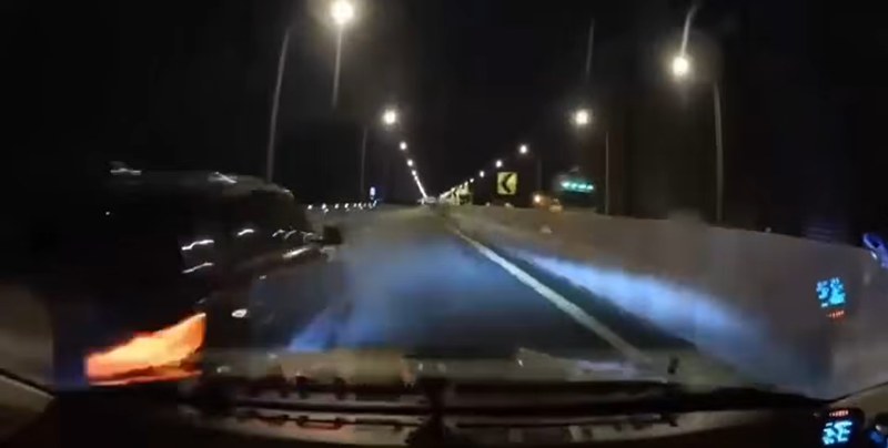 สาวเล่านาทีเฉียดตาย รถหมุน 3 รอบ หวิดตกทางด่วน หลังแก๊งรถหรูแต่งซิ่งชน