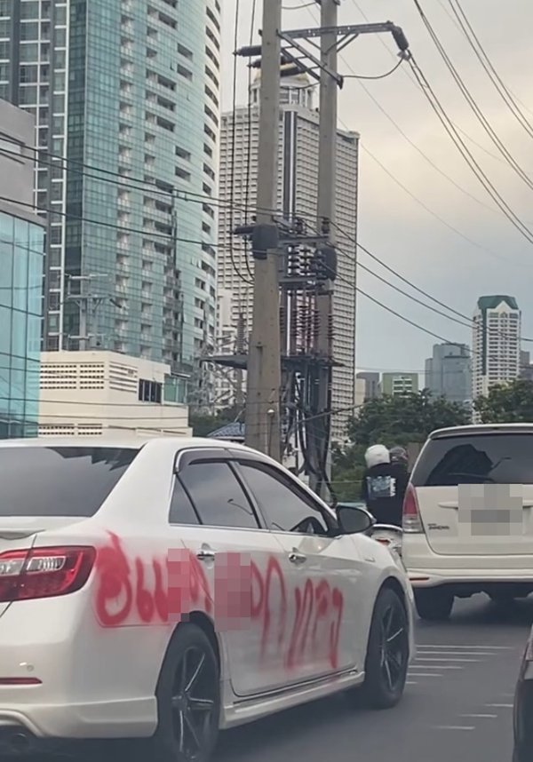 ขับรถอยู่ดี ๆ เห็นเพื่อนร่วมถนนมีข้อความหยาบคายเต็มรถ ก่อนรู้ฝีมือใคร