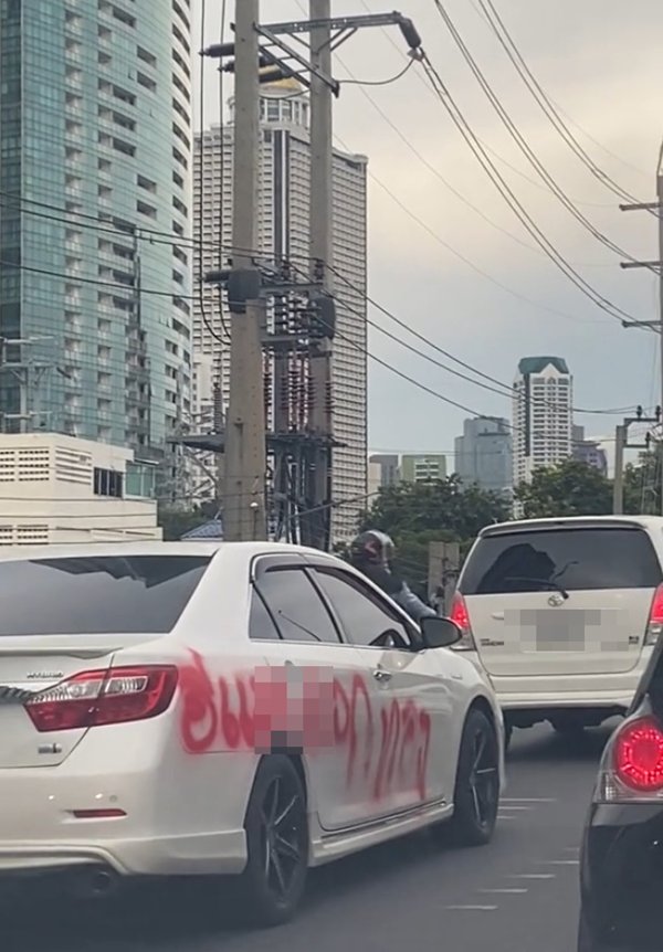 ขับรถอยู่ดี ๆ เห็นเพื่อนร่วมถนนมีข้อความหยาบคายเต็มรถ ก่อนรู้ฝีมือใคร