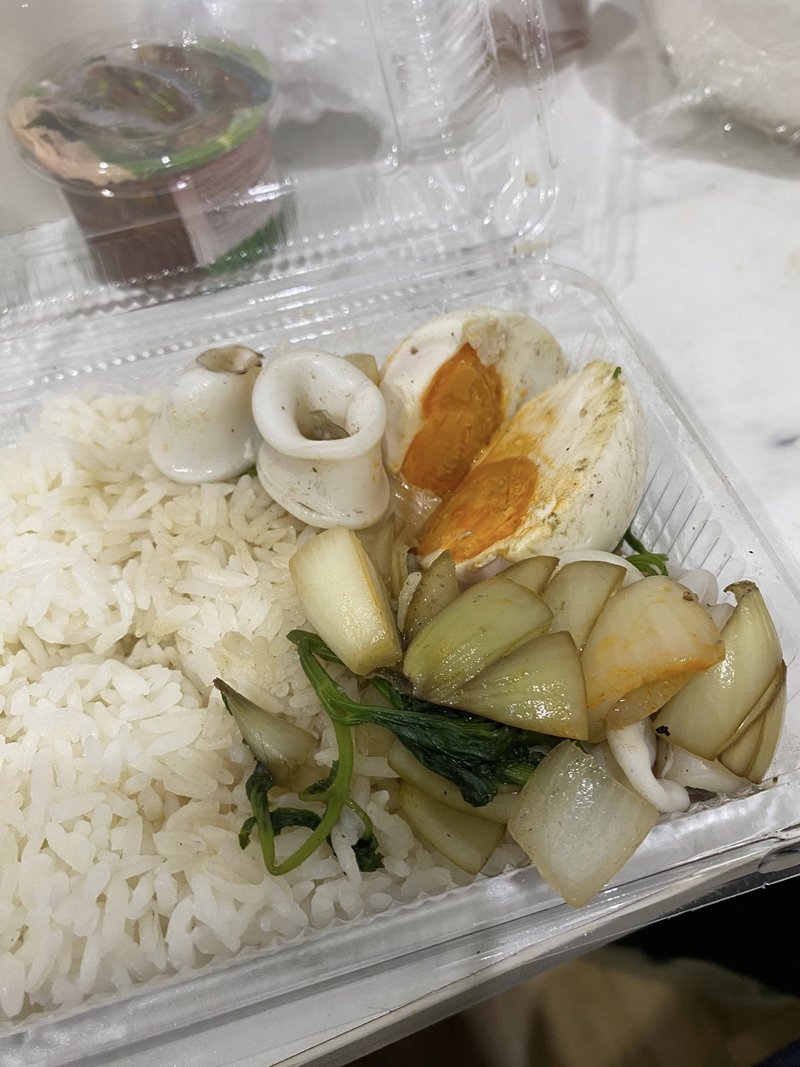 สั่งข้าวราดปลาหมึกผัดไข่เค็ม 89 บาท อาหารมาไม่ตรงปก