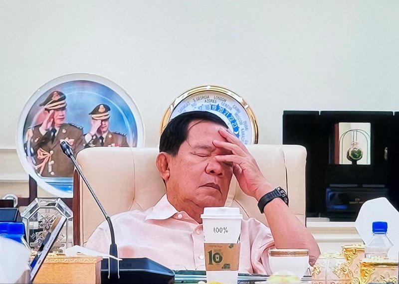 คนไทยร่วมใจโพสต์คำนี้ใส่ ฮุน เซน หลังลงรูปงีบ ส่องแก้วสตาร์บัค หวานร้อย