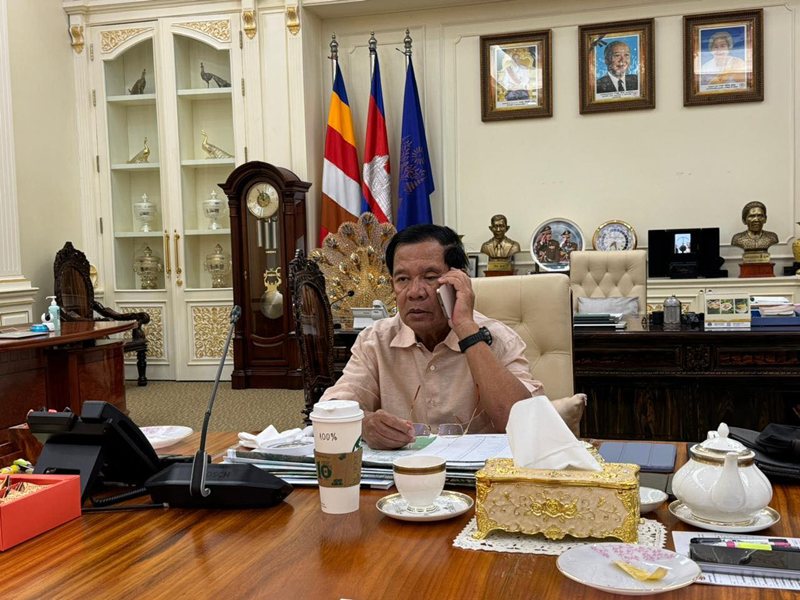 คนไทยร่วมใจโพสต์คำนี้ใส่ ฮุน เซน หลังลงรูปงีบ ส่องแก้วสตาร์บัค หวานร้อย