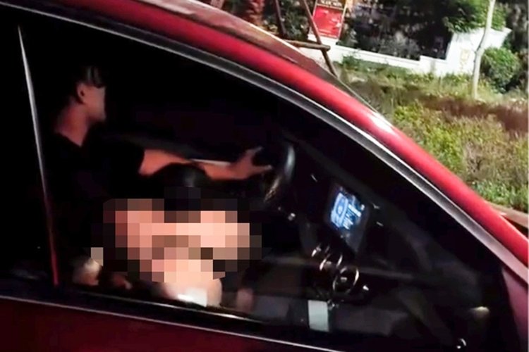 คู่รักอัดคลิปโชว์กินแซ่บในรถหรู อ้างแค่จัดฉากสนุก ตำรวจไม่ขำ