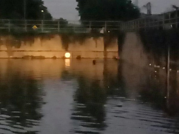 รถดับในอุโมงค์ น้ำทะลักท่วมดับคารถ