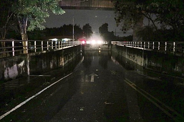 รถดับในอุโมงค์ น้ำทะลักท่วมดับคารถ