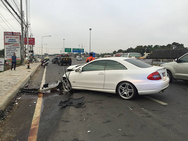 หนุ่ม 18 ซิ่งเบนซ์ชน 2 คันรวด ทำแม่เด็ก 7 ขวบดับ ด้านลูกยังอาการสาหัส