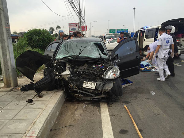 หนุ่ม 18 ซิ่งเบนซ์ชน 2 คันรวด ทำแม่เด็ก 7 ขวบดับ ด้านลูกยังอาการสาหัส