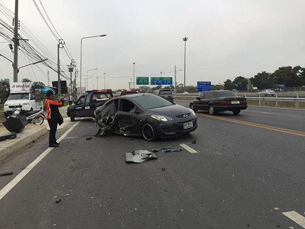 หนุ่ม 18 ซิ่งเบนซ์ชน 2 คันรวด ทำแม่เด็ก 7 ขวบดับ ด้านลูกยังอาการสาหัส