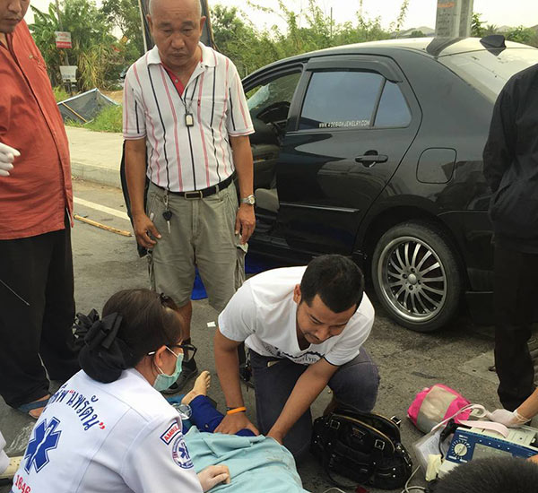 หนุ่ม 18 ซิ่งเบนซ์ชน 2 คันรวด ทำแม่เด็ก 7 ขวบดับ ด้านลูกยังอาการสาหัส